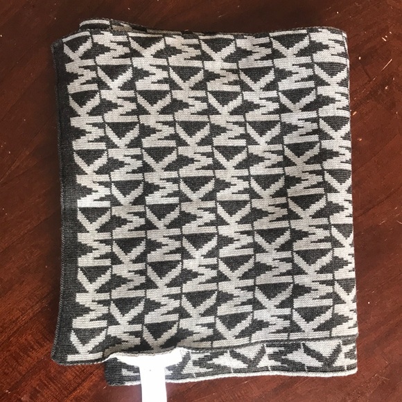 Michael Kors scarf - Picture 1 of 3